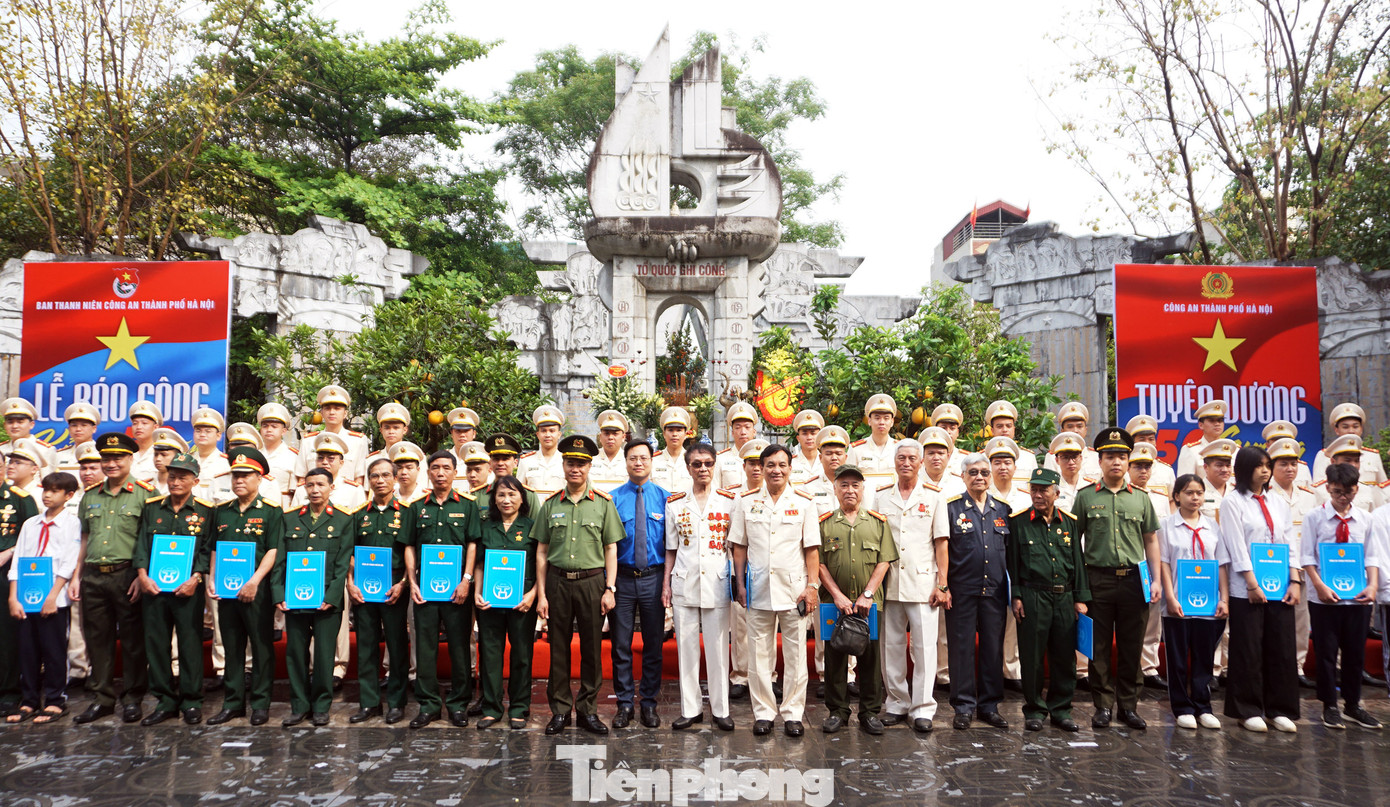 Hướng tới kỷ niệm 80 năm Ngày truyền thống Công an nhân dân Việt Nam, 20 năm Ngày hội toàn dân bảo vệ An ninh Tổ quốc; thiết thực chào mừng kỷ niệm 50 năm Ngày Giải phóng miền Nam, thống nhất đất nước (30/4/1975-30/4/2025), ngày 25/4, tại Đài tưởng niệm các Anh hùng liệt sĩ Trường Sơn (QL6, Yên Nghĩa, Hà Đông, Hà Nội), Công an TP Hà Nội đã tổ chức lễ dâng hương, báo công và tuyên dương 50 gương thanh niên tiên tiến làm theo lời Bác.