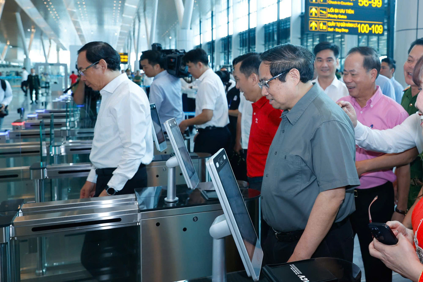 Thủ tướng Phạm Minh Chính và các đại biểu trải nghiệm các ứng dụng thông minh tại nhà ga T3, sân bay Tân Sơn Nhất sáng 19/4. Ảnh: VGP. Thủ tướng Phạm Minh Chính và các đại biểu trải nghiệm các ứng dụng thông minh tại nhà ga T3, sân bay Tân Sơn Nhất sáng 19/4. Ảnh: VGP.