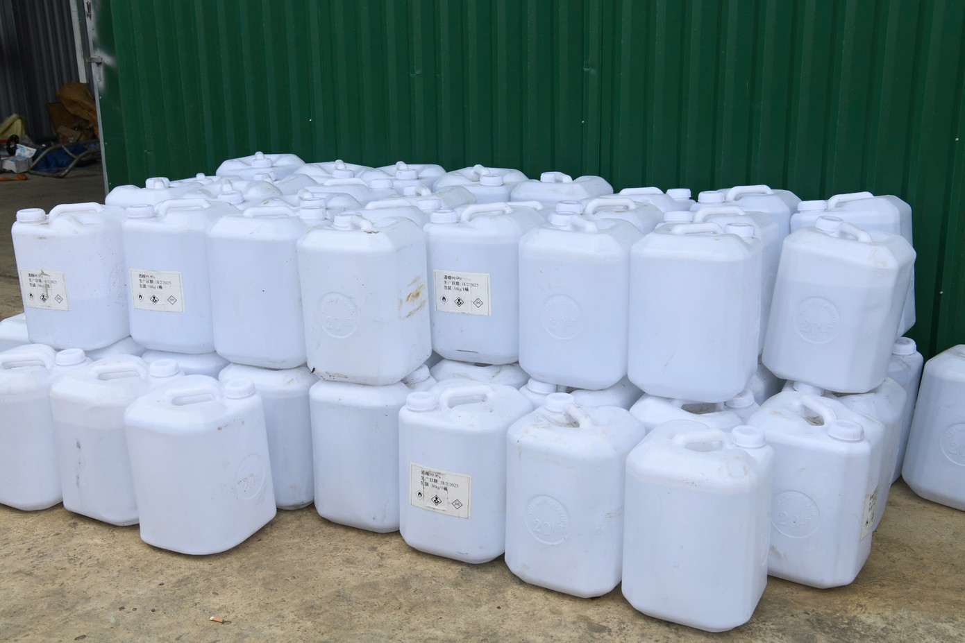 Hàng loạt thùng đựng hóa chất ở khu xưởng. Hàng loạt thùng đựng hóa chất ở khu xưởng.