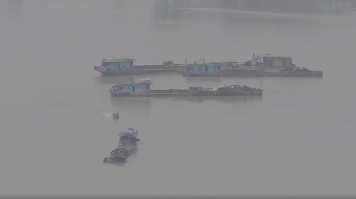 Các thuyền khai thác cát.