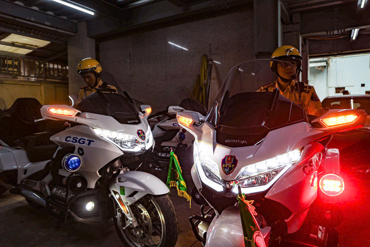 Cán bộ, chiến sĩ CSGT Hà Nội làm nhiệm vụ dẫn đoàn kiểm tra phương tiện trước khi thực hiện nhiệm vụ.