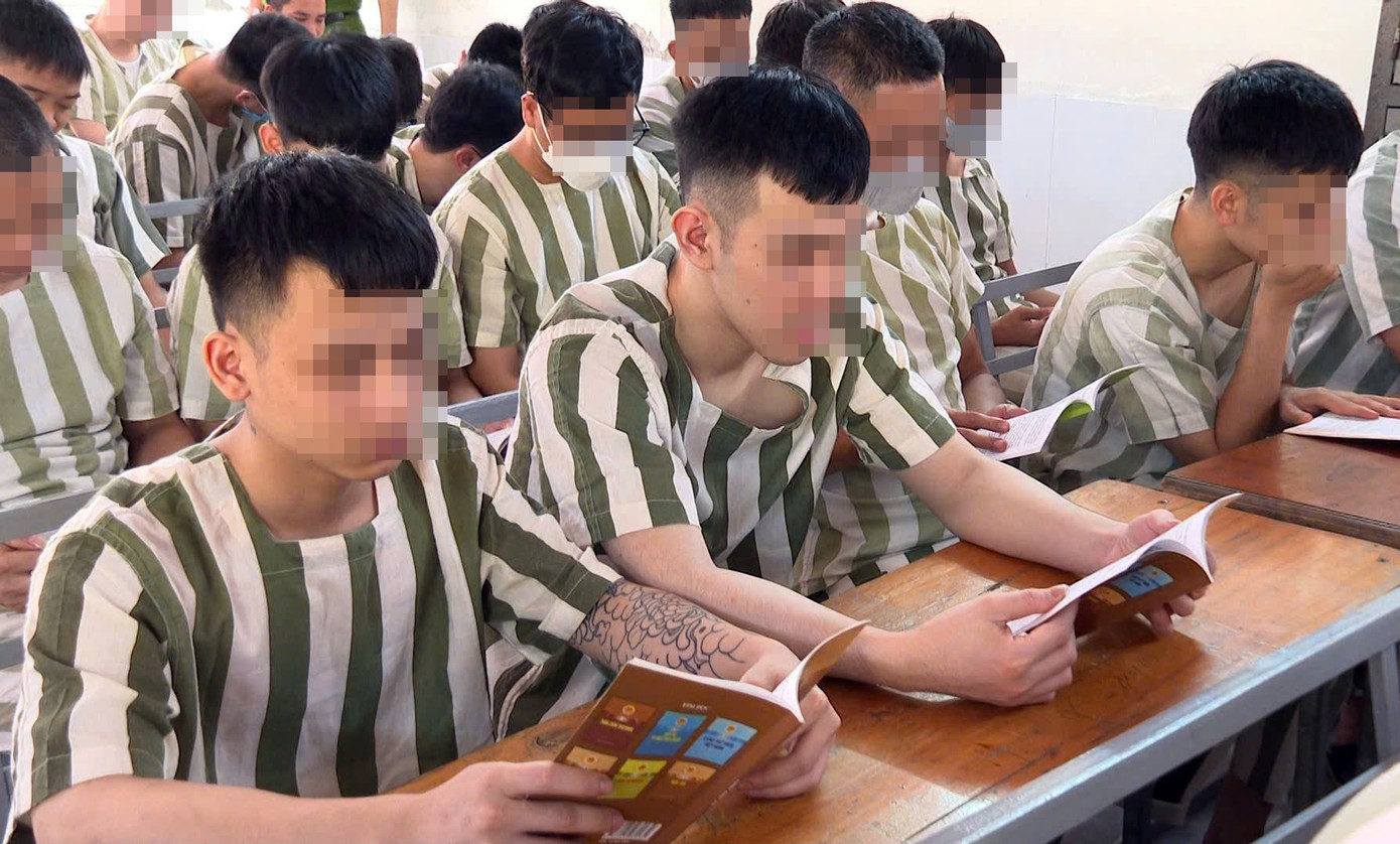 Phạm nhân tại trại tạm giam. Phạm nhân tại trại tạm giam.