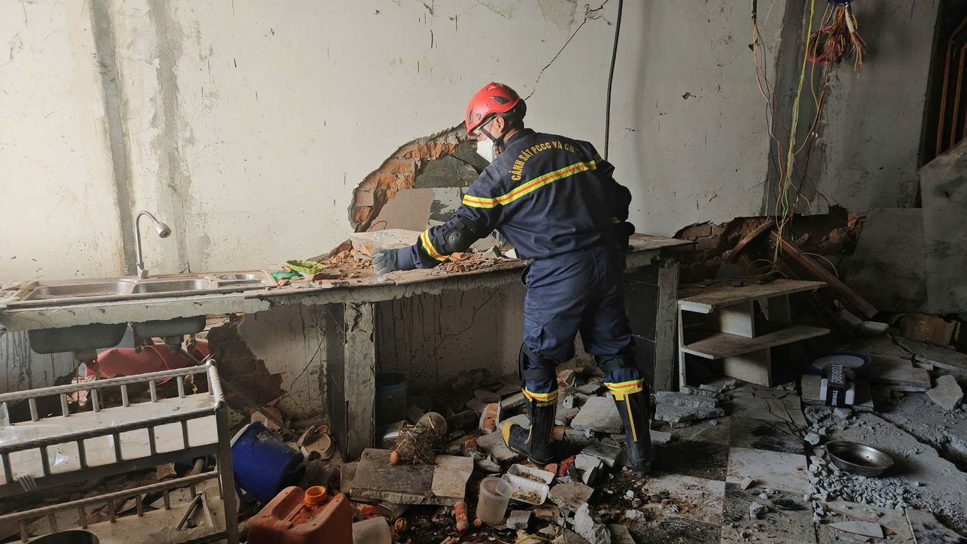 Việc đặt những chai nước úp ngược là "mẹo" nhỏ giúp cán bộ, chiến sĩ trong quá trình làm nhiệm vụ. Ảnh: Lê Hoàng