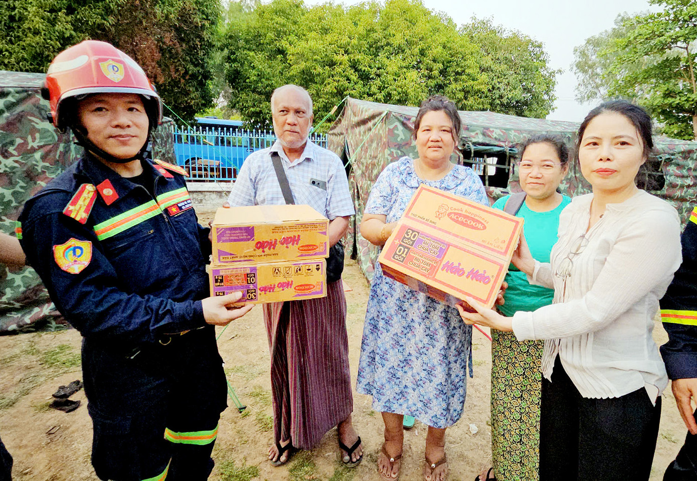 Đại tá Nguyễn Minh Khương tặng nhu yếu phẩm cho người dân. Ảnh: Lê Hoàng