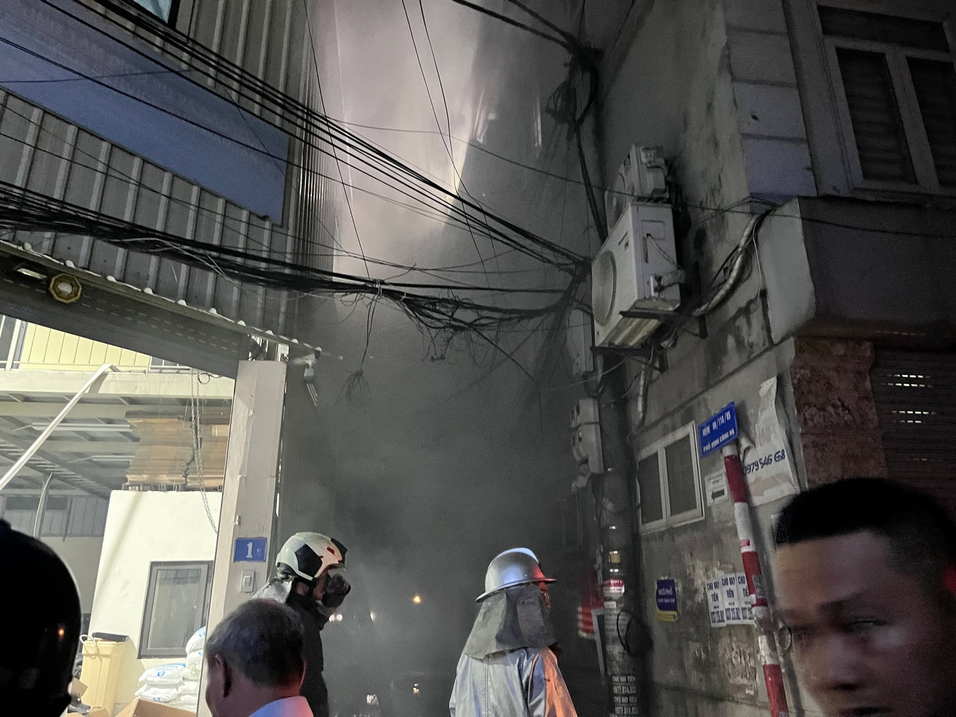 Khói bốc nghi ngút từ ngôi nhà.