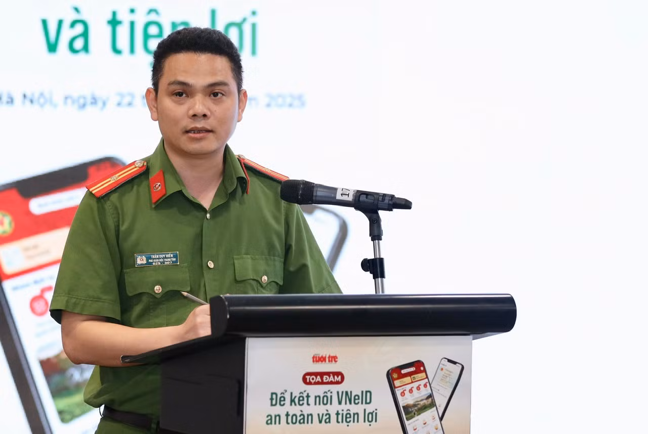 Thiếu tá Trần Duy Hiển, phó giám đốc Trung tâm Dữ liệu quốc gia về dân cư. Ảnh: Danh Khang.