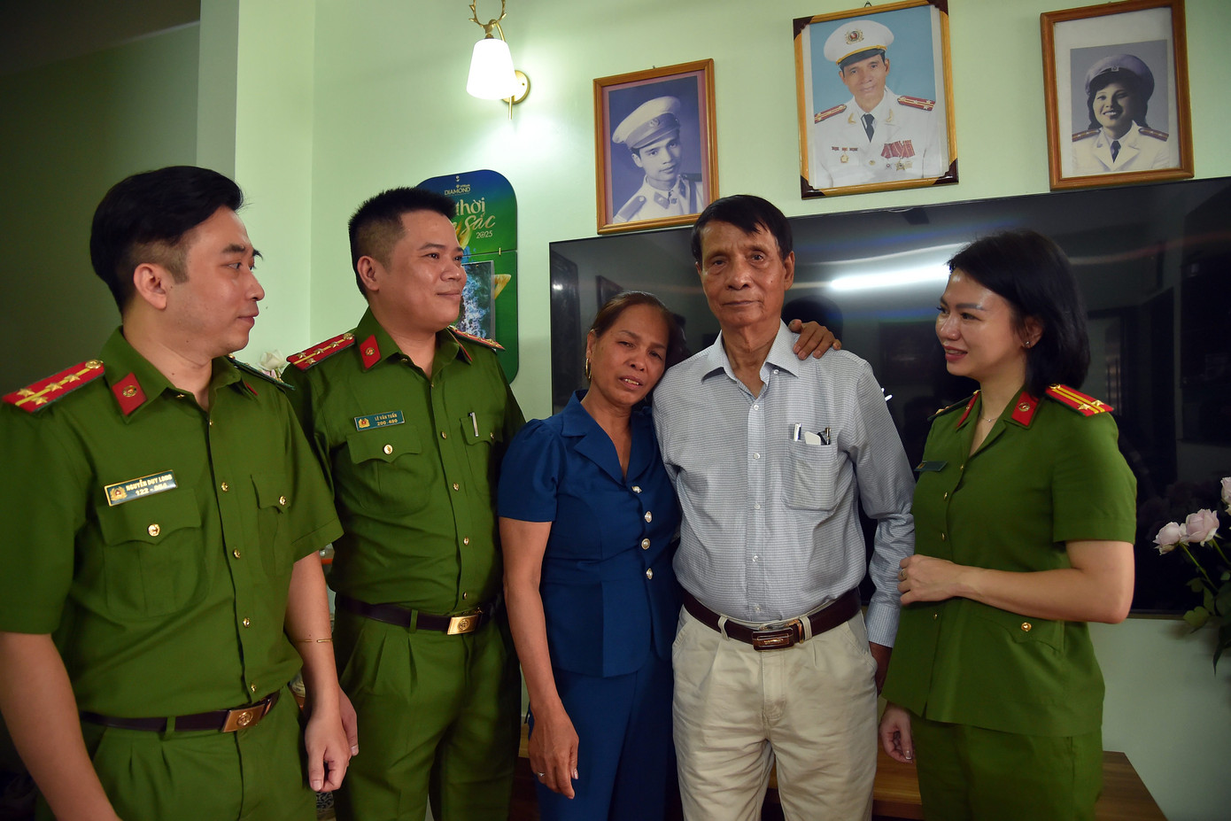 Nhờ có sự giúp đỡ của Công an phường Cửa Nam, hai bố con ông Nghiêm tìm thấy nhau.