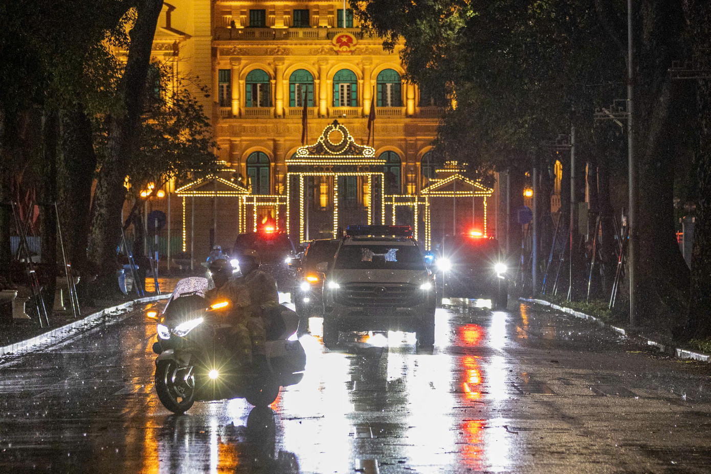 Đoàn xe di chuyển trên tuyến phố Hà Nội.