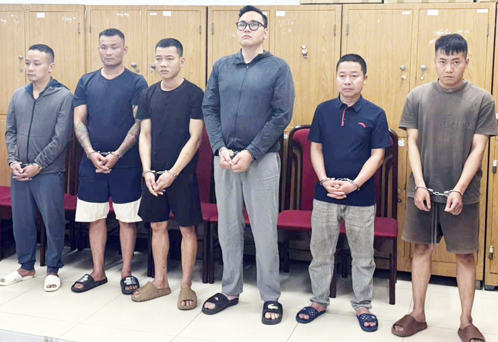 Nhóm đối tượng Lân, Tuấn, Khánh, Trường, Tươi, Kiên (từ trái qua) tại cơ quan điều tra. Nhóm đối tượng Lân, Tuấn, Khánh, Trường, Tươi, Kiên (từ trái qua) tại cơ quan điều tra.