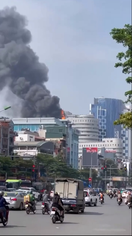 Hình ảnh vụ cháy được người dân chia sẻ.