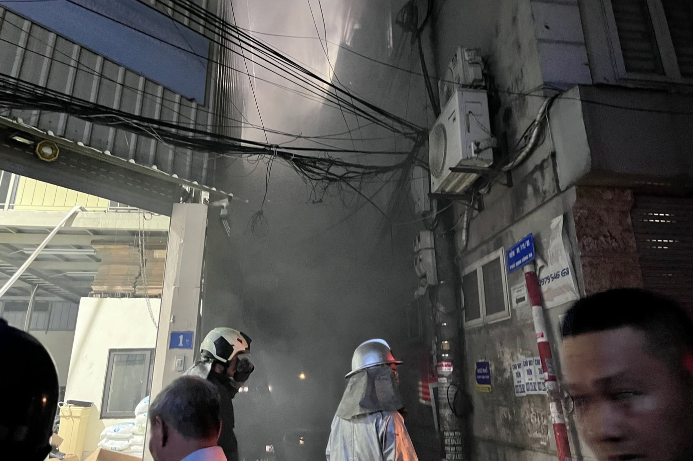 Lực lượng chữa cháy có mặt tại hiện trường. Lực lượng chữa cháy có mặt tại hiện trường.