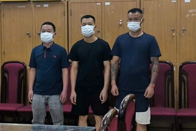 Các đối tượng trong ổ nhóm "lợn rừng" bị bắt giữ điều tra.