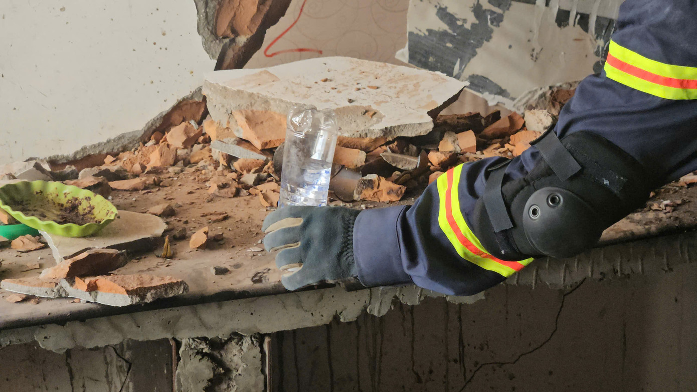 Những chai nước úp ngược được đặt tại hiện trường cứu nạn. Ảnh: Lê Hoàng