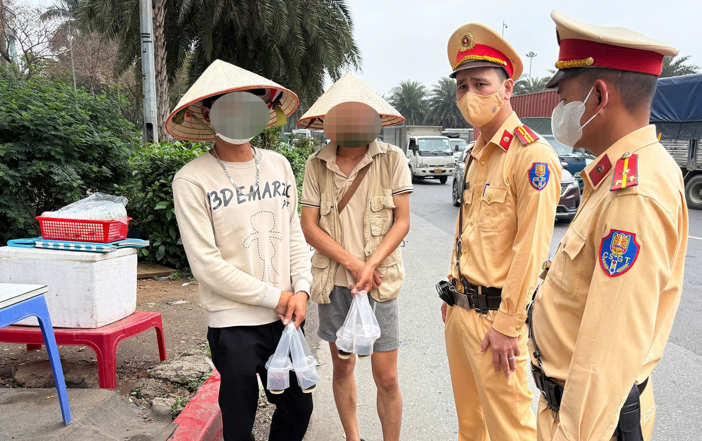 Lực lượng CSGT xử lý vi phạm.