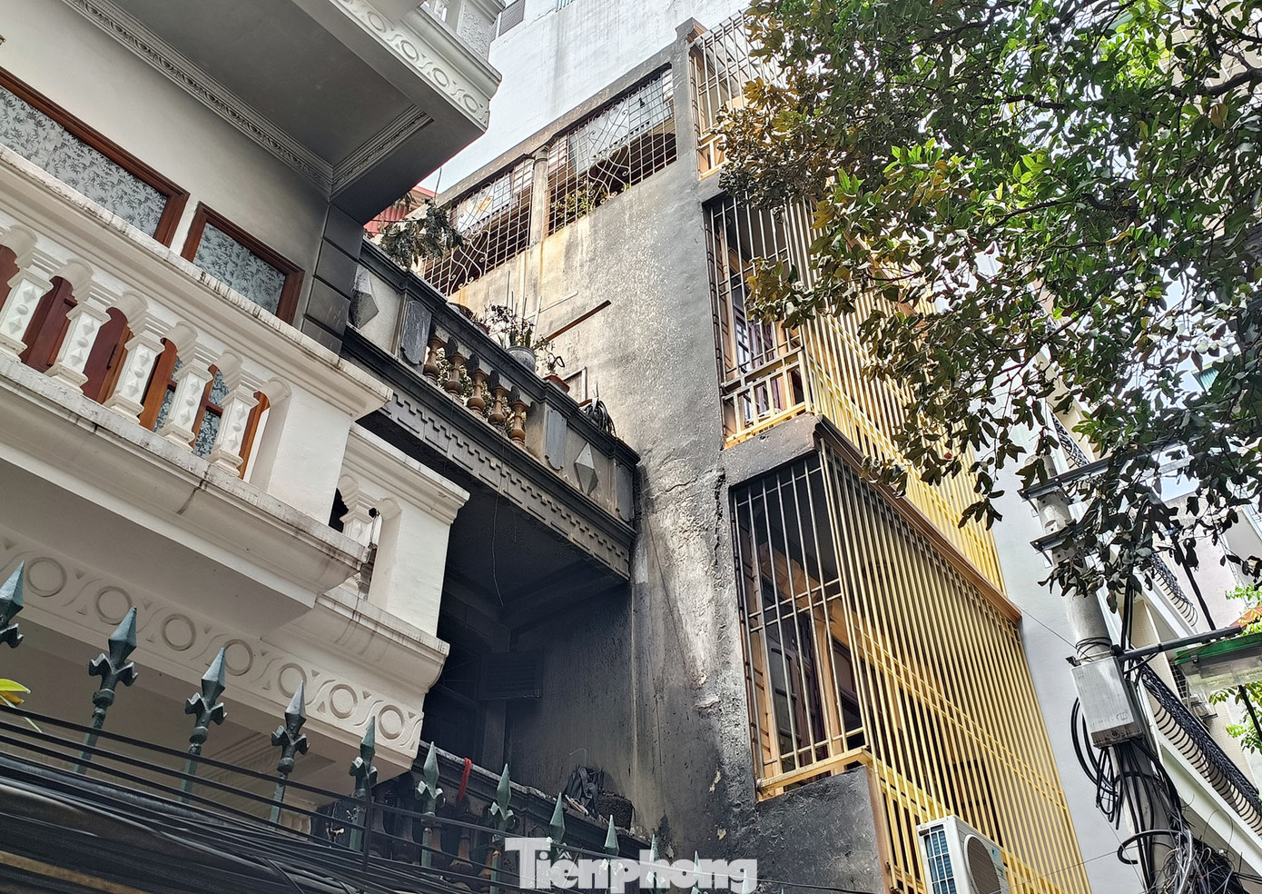 Xe máy ngoài sân cháy trơ khung sau vụ hỏa hoạn. Ảnh: Thanh Hà