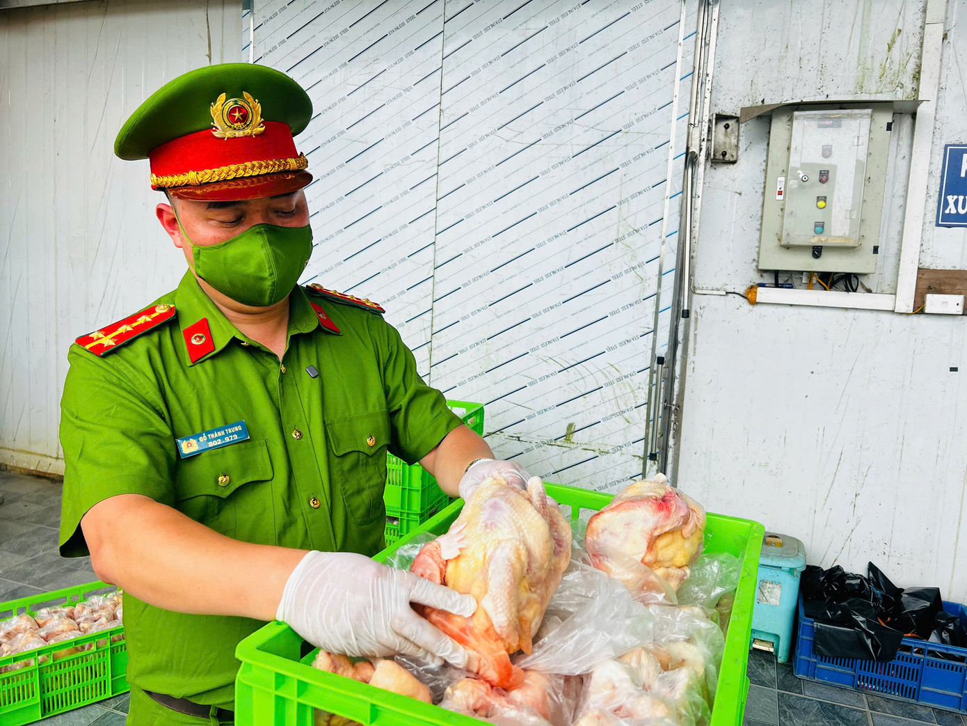 Các loại thực phẩm đều không có tem mác. Các loại thực phẩm đều không có tem mác.