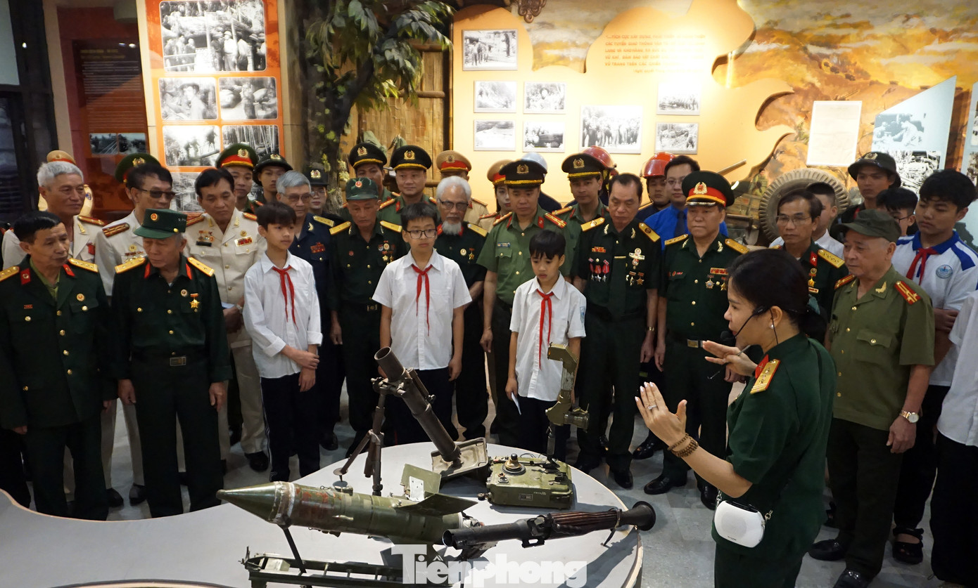 Sau phần lễ trang nghiêm, các hoạt động sinh hoạt truyền thống đồng loạt diễn ra tại nhiều địa điểm trên toàn thành phố, như tham quan Bảo tàng Đường Hồ Chí Minh, tìm hiểu lịch sử hào hùng của tuyến đường chiến lược mang tầm vóc thời đại.