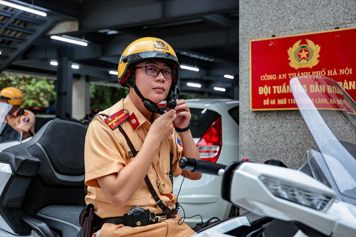 Cán bộ, chiến sĩ CSGT Hà Nội làm nhiệm vụ dẫn đoàn kiểm tra phương tiện trước khi thực hiện nhiệm vụ.