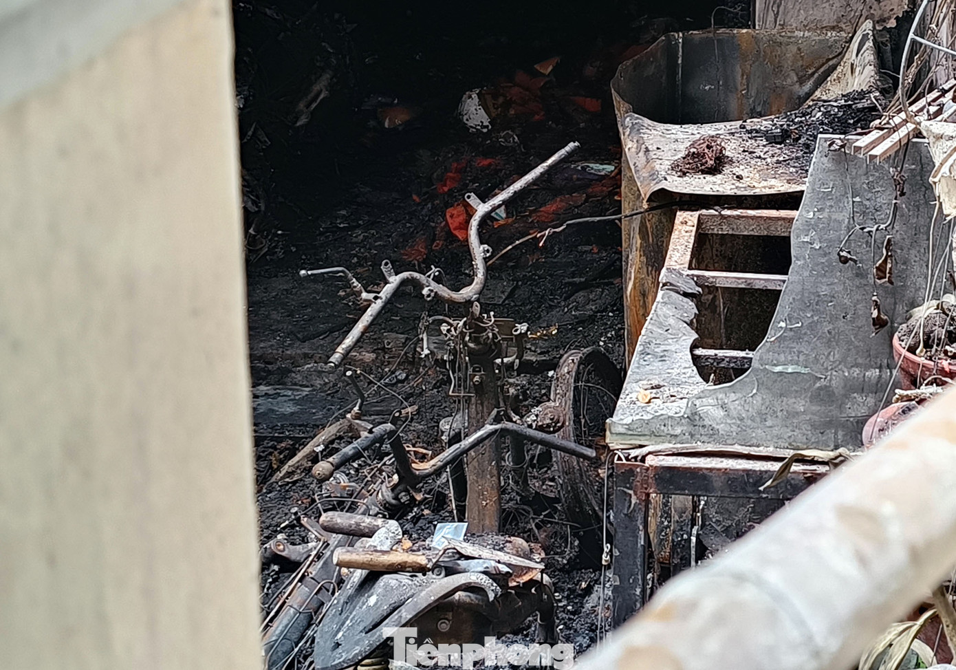 Xe máy ngoài sân cháy trơ khung sau vụ hỏa hoạn. Ảnh: Thanh Hà