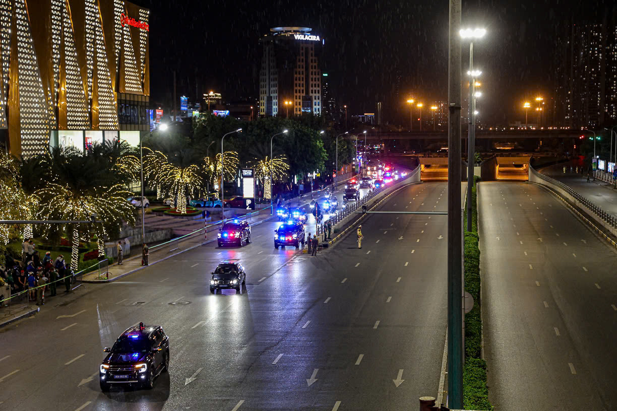 Hình ảnh đoàn di chuyển trên các tuyến phố.