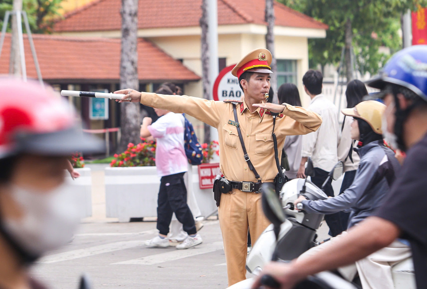Lực lượng CSGT làm nhiệm vụ trong ngày đầu nghỉ lễ.