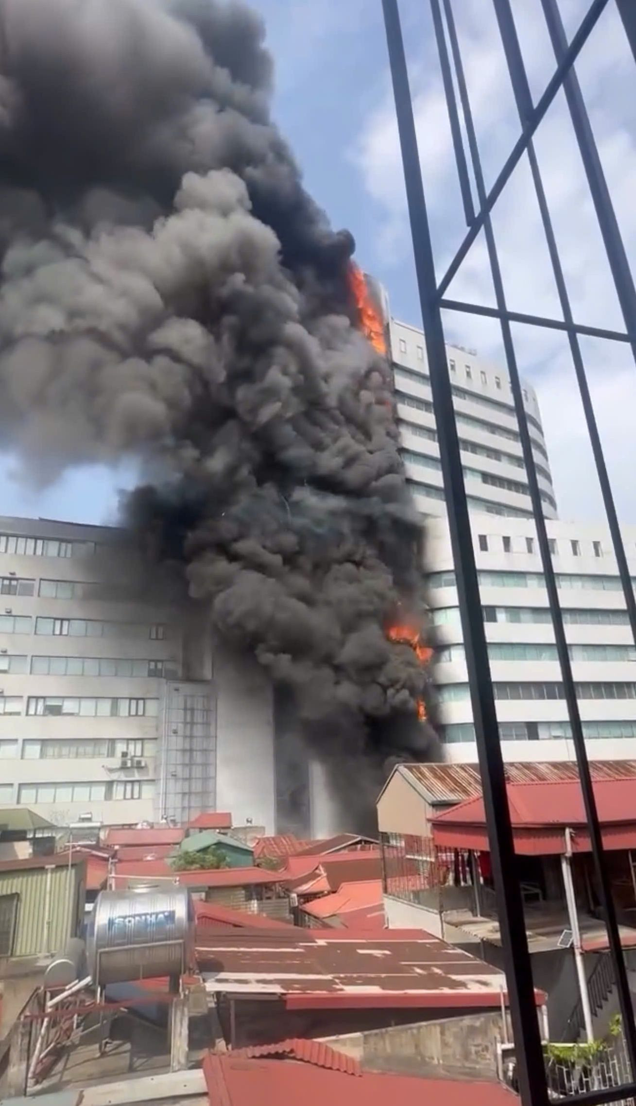 Hình ảnh vụ cháy được người dân chia sẻ.