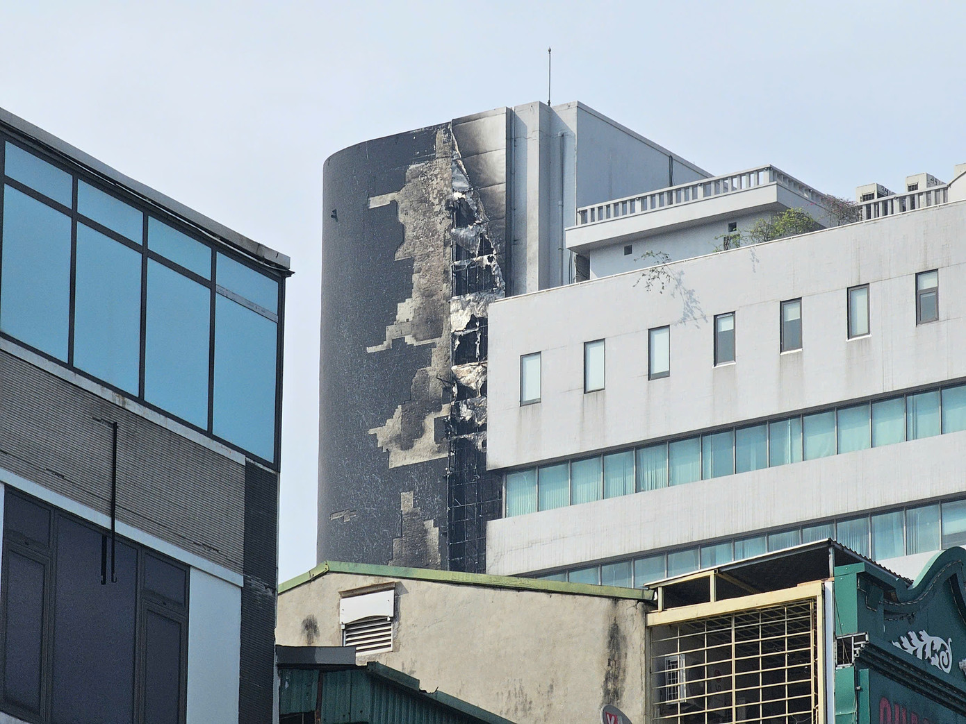 Trục kỹ thuật tòa nhà bị cháy.