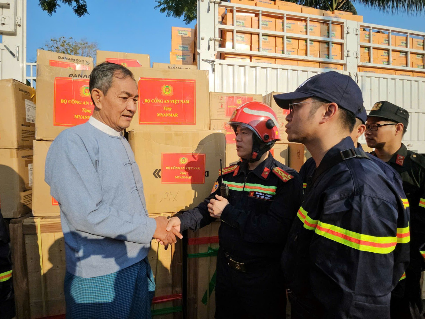 Đại tá Nguyễn Minh Khương trao số thuốc và vật tư cho ông Sa Weli Frag. Ảnh: Lê Hoàng. Đại tá Nguyễn Minh Khương trao số thuốc và vật tư cho ông Sa Weli Frag. Ảnh: Lê Hoàng.