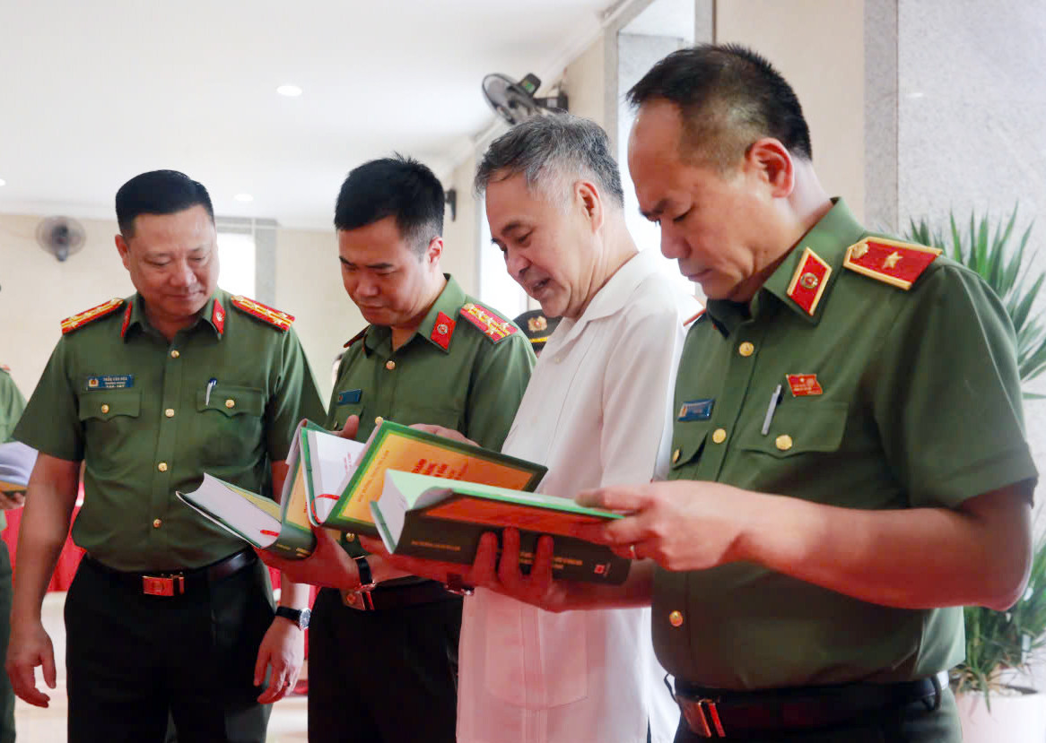 Ban Giám đốc Công an TP Hà Nội cùng khách mời tham dự Hội nghị. Ban Giám đốc Công an TP Hà Nội cùng khách mời tham dự Hội nghị.