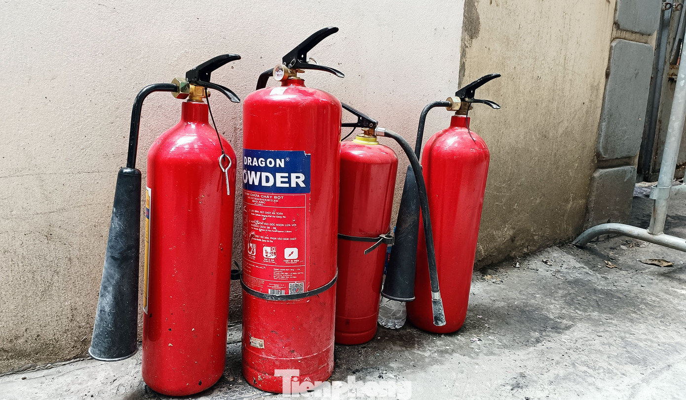 Hàng chục bình cứu hỏa được lực lượng PCCC cơ sở và người dân dùng để dập lửa ban đầu. Ảnh: Thanh Hà