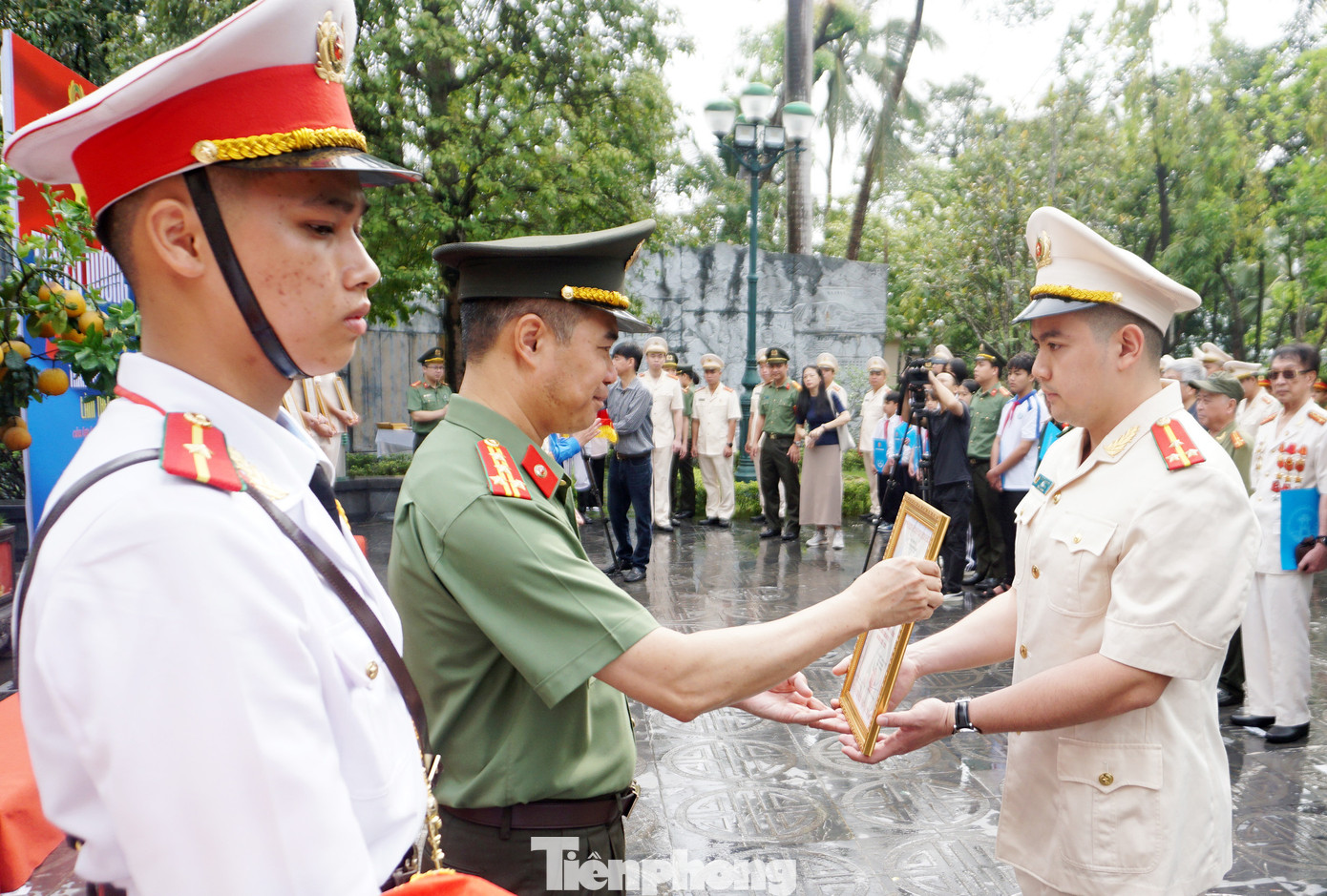Tuyên dương 50 gương thanh niên tiên tiến tiêu biểu trong học tập, công tác và chiến đấu, xứng đáng là lớp người kế tục trung thành, góp phần tô thắm truyền thống vẻ vang của lực lượng Công an Thủ đô.