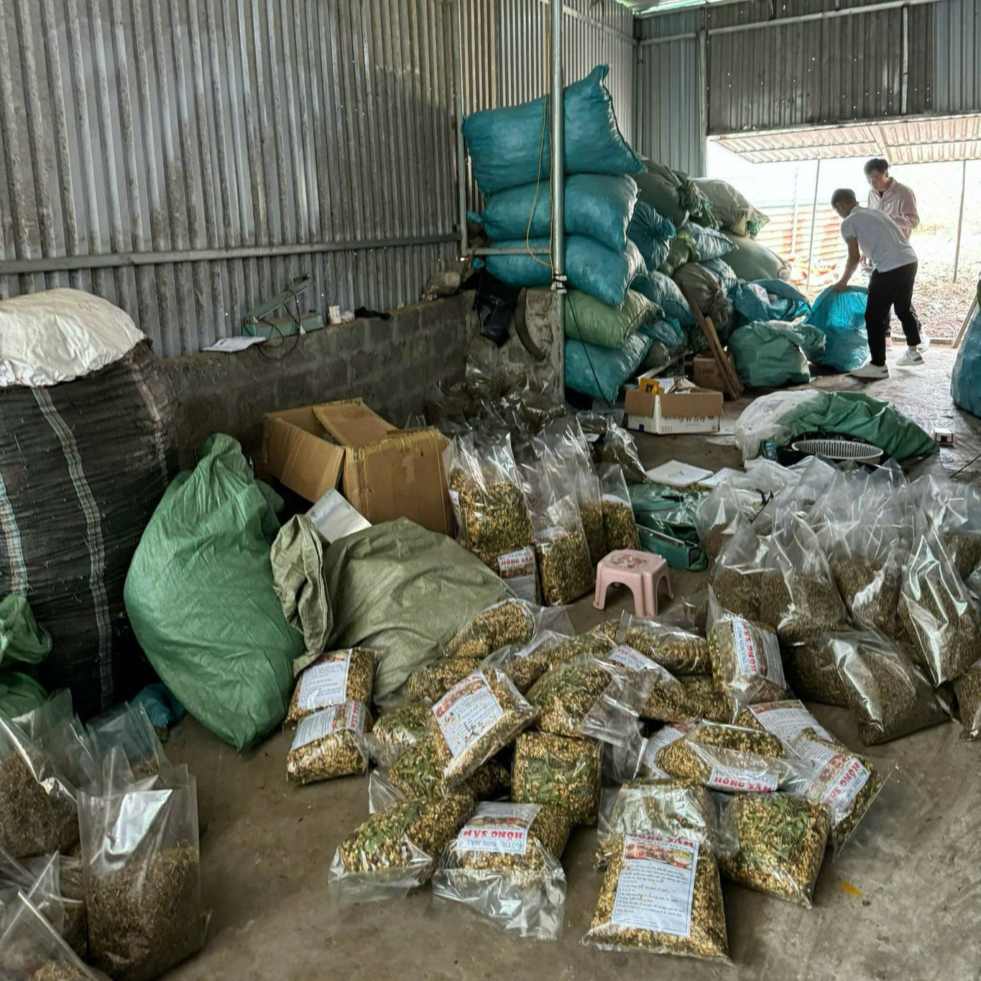 Lượng lớn hàng hóa thu giữ trong ổ nhóm. Lượng lớn hàng hóa thu giữ trong ổ nhóm.