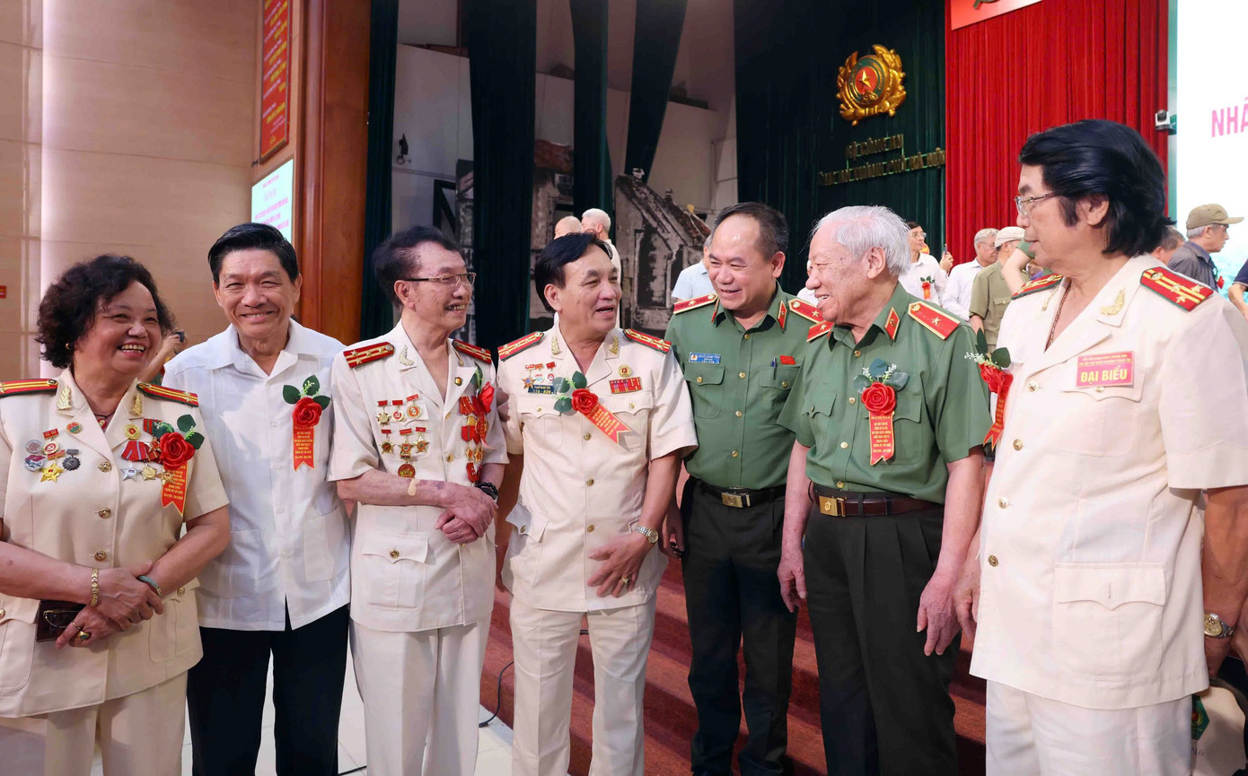 Thiếu tướng Nguyễn Thanh Tùng cùng các cán bộ Công an Hà Nội chi viện chiến trường miền Nam.