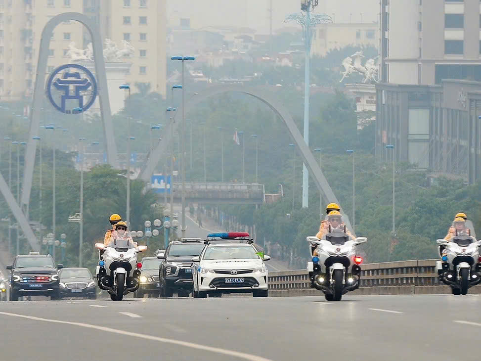 Lực lượng CSGT dẫn đoàn khách quốc tế thăm và làm việc tại Thủ đô.