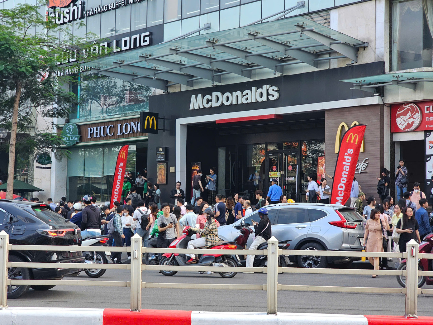 Nhiều người dân kịp thoát ra ngoài khi xảy ra sự việc.