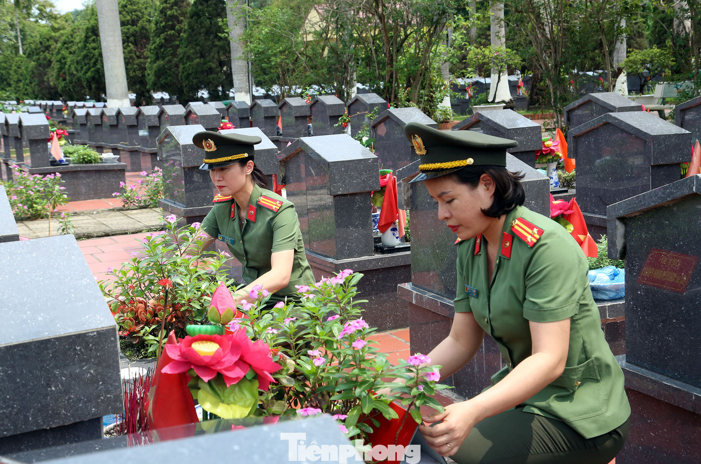 Sau khi kết thúc buổi lễ, Công an TP Hà Nội tổ chức dâng hương tại Nghĩa trang Mai Dịch, Nghĩa trang liệt sĩ TP Hà Nội và các tượng đài liệt sĩ tại quận, huyện – lan tỏa tinh thần tri ân sâu rộng trong toàn lực lượng.