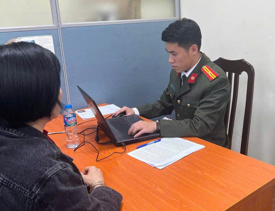 Cán bộ Công an TP Hà Nội làm việc với người phụ nữ. Ảnh: CAHN Cán bộ Công an TP Hà Nội làm việc với người phụ nữ. Ảnh: CAHN