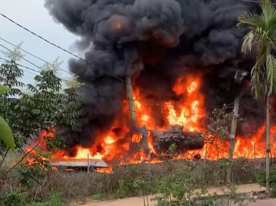 Hình ảnh vụ cháy xe người dân chia sẻ trên mạng xã hội. Hình ảnh vụ cháy xe người dân chia sẻ trên mạng xã hội.