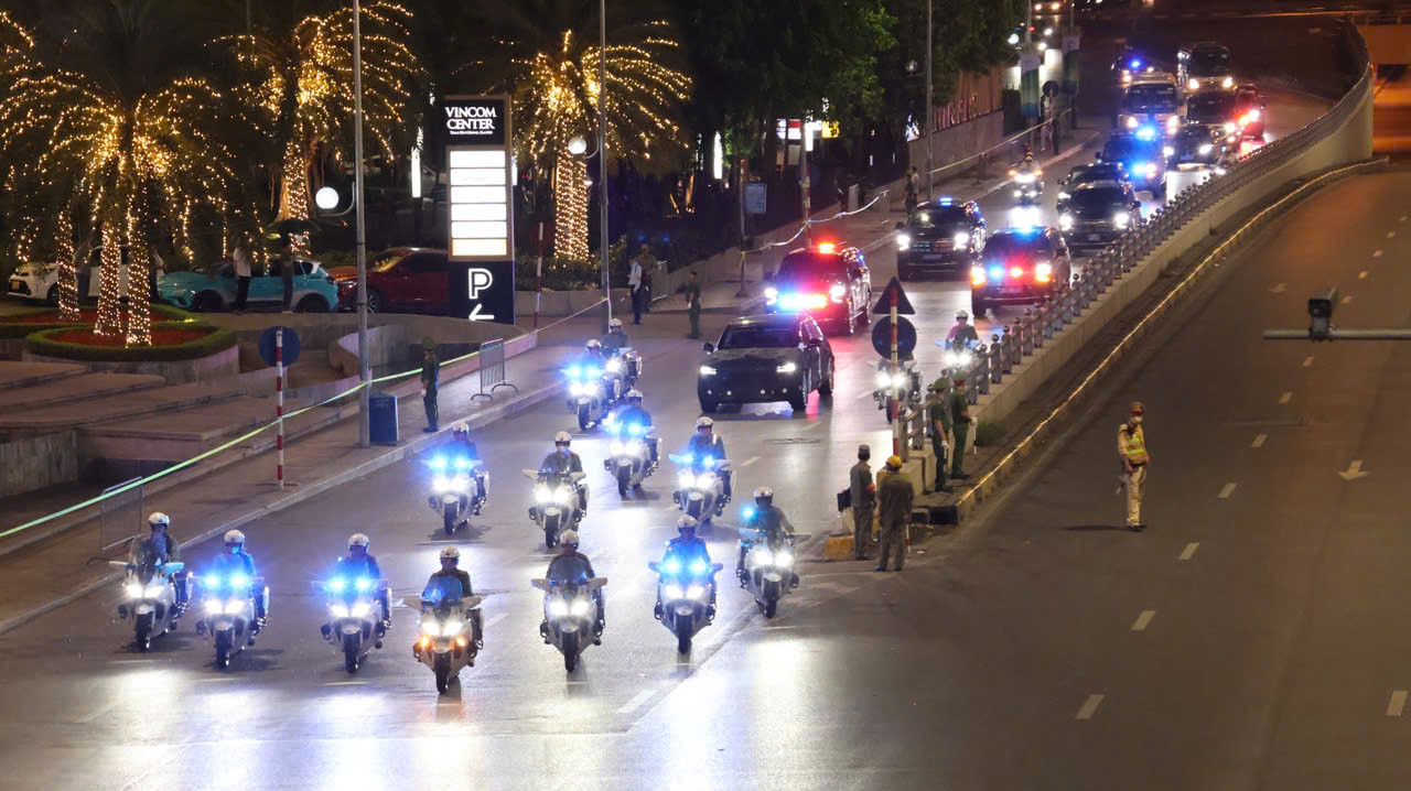 Hình ảnh đoàn di chuyển trên các tuyến phố.