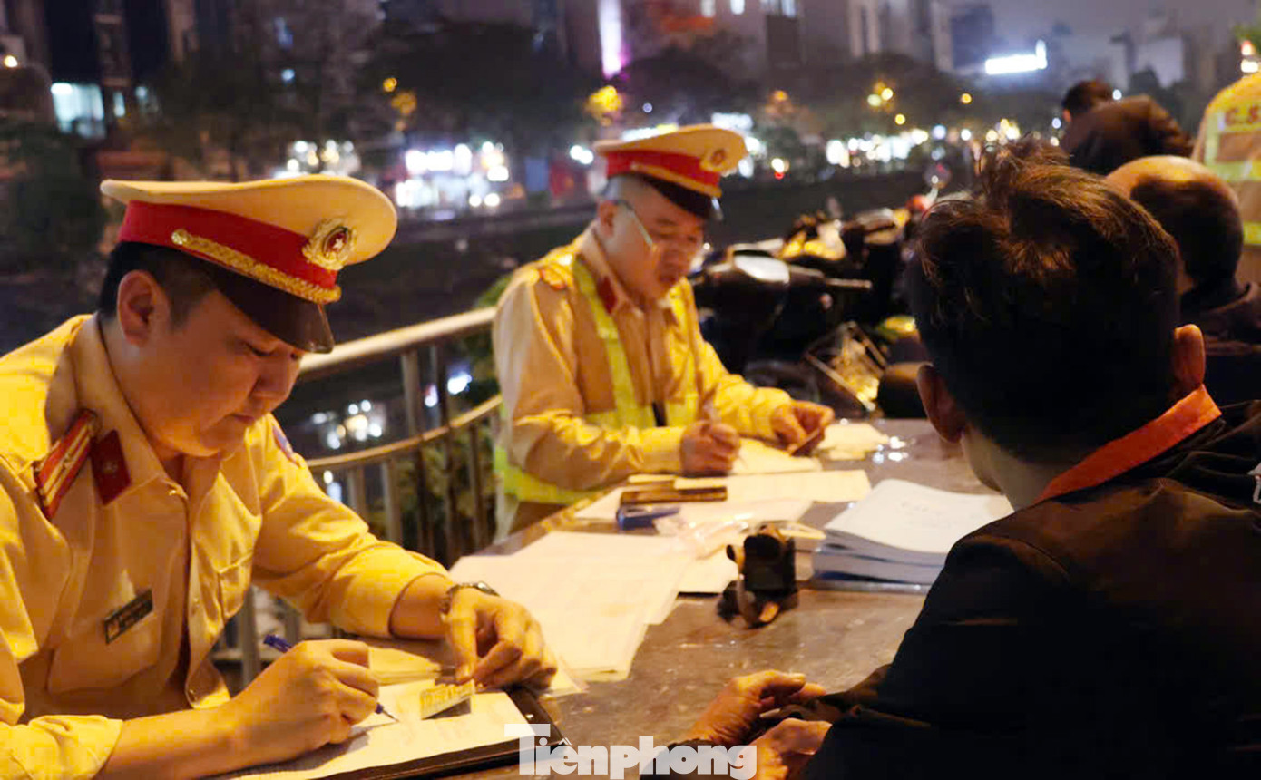Tổ công tác Đội CSGT đường bộ số 3 làm nhiệm vụ kiểm tra nồng độ cồn.