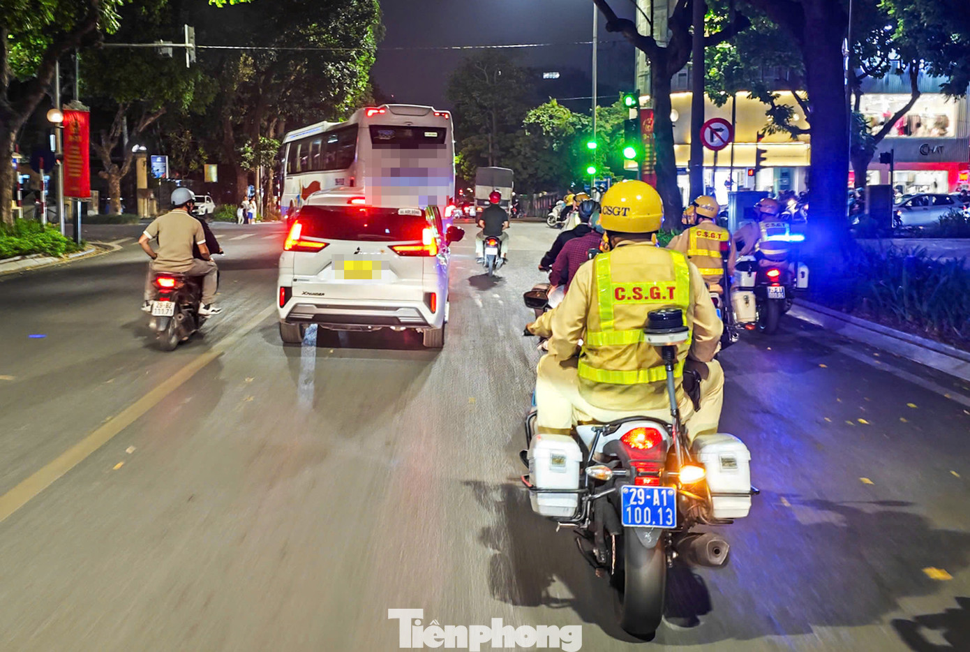 Tổ tuần tra Đội CSGT đường bộ số 1 làm nhiệm vụ trên các tuyến phố.