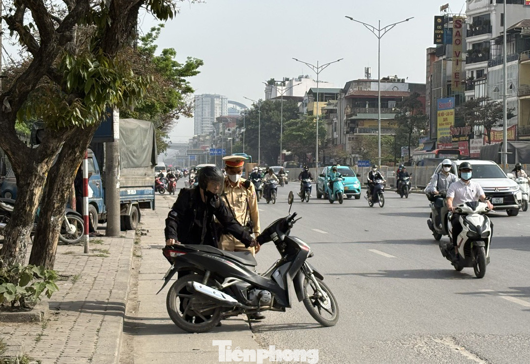 Tương tự, tại đường Giải Phóng (Hoàng Mai, Hà Nội), gần bến xe Giáp Bát, Đội CSGT số 14 đã xử lý 20 trường hợp điều khiển xe máy đi ngược chiều để rút ngắn quãng đường hoặc tránh ùn tắc. Tương tự, tại đường Giải Phóng (Hoàng Mai, Hà Nội), gần bến xe Giáp Bát, Đội CSGT số 14 đã xử lý 20 trường hợp điều khiển xe máy đi ngược chiều để rút ngắn quãng đường hoặc tránh ùn tắc.