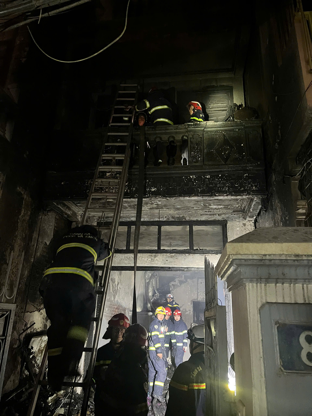 Lực lượng chữa cháy tiếp cận bên trong ngôi nhà. Lực lượng chữa cháy tiếp cận bên trong ngôi nhà.