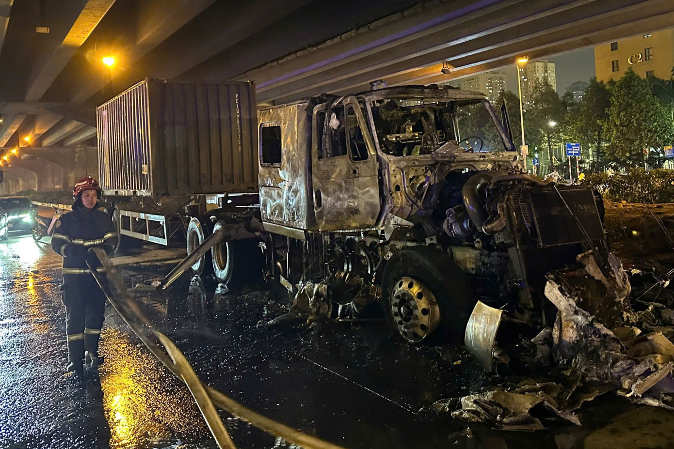 Chiếc xe bị cháy rụi phần đầu.