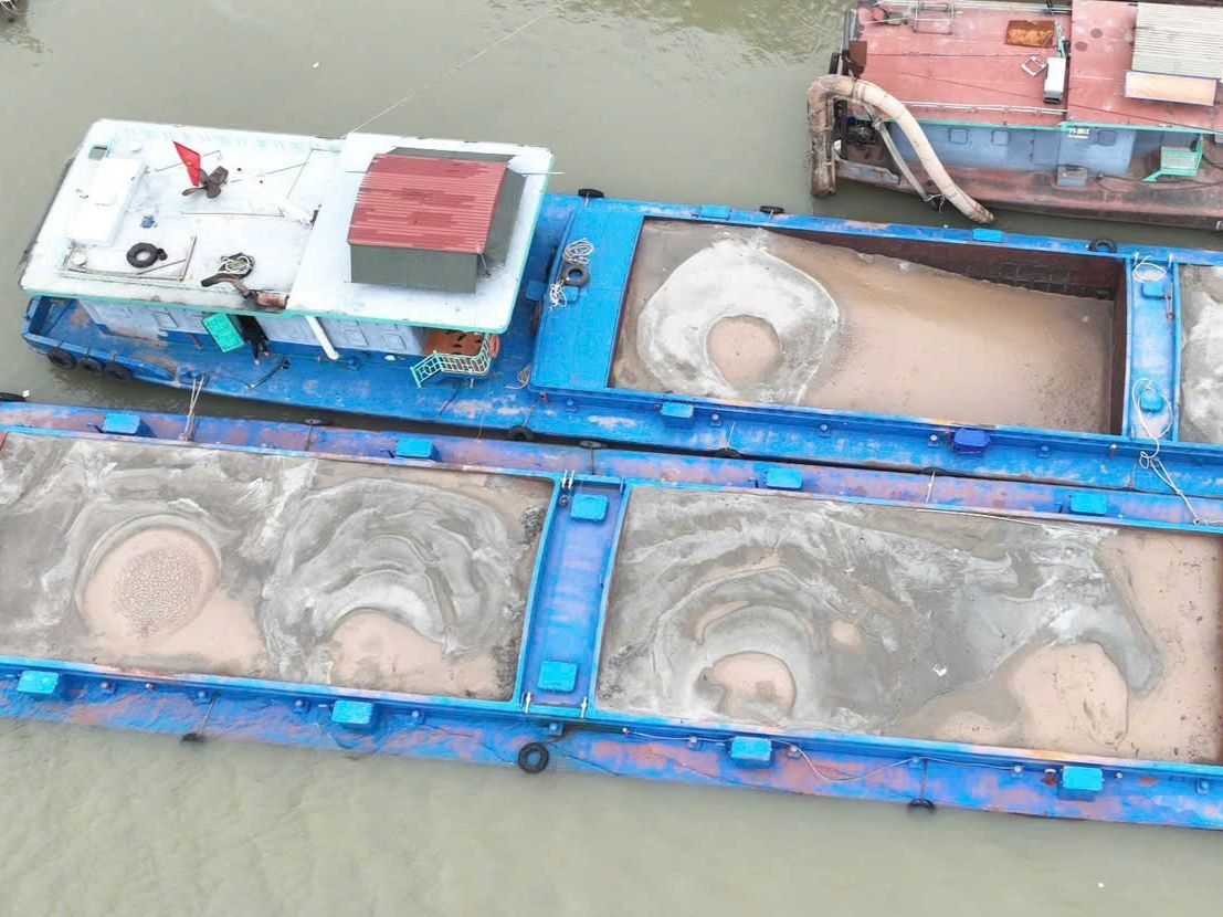 Đội Cảnh sát đường thủy số 2 liên tiếp phát hiện tàu chở cát không rõ nguồn gốc.