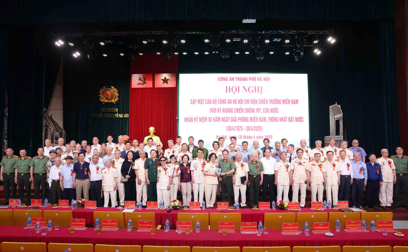 Lãnh đạo Công an TP Hà Nội chụp ảnh cùng khách mời dự Hội nghị.