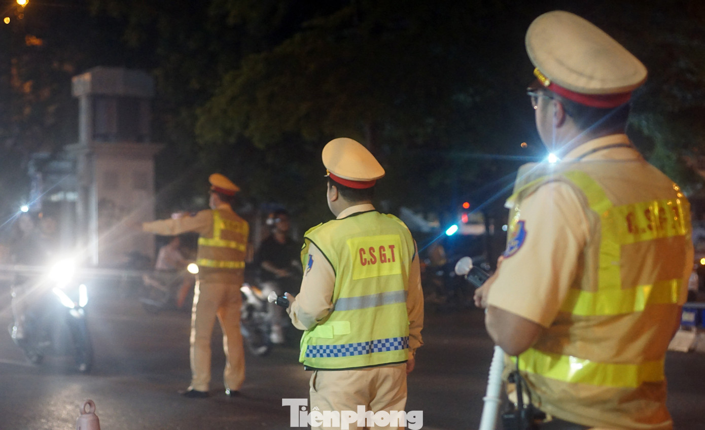 Tổ công tác Đội CSGT đường bộ số 1 làm nhiệm vụ trên đường Trần Nhật Duật.