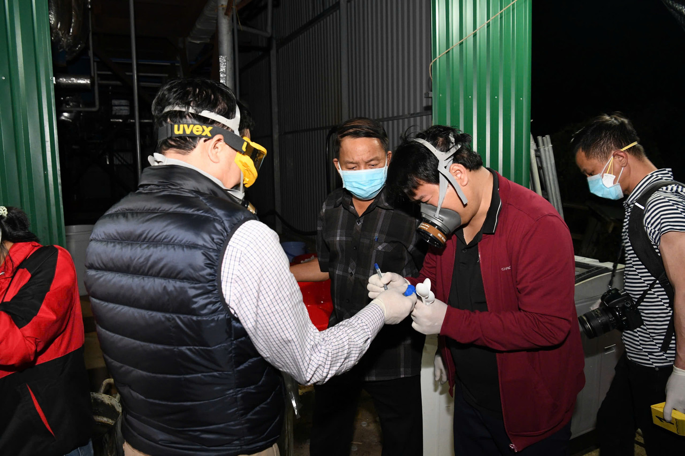 Các cán bộ, chiến sĩ tổ công tác đeo nhiều lớp khẩu trang khi tiếp cận với hóa chất. Các cán bộ, chiến sĩ tổ công tác đeo nhiều lớp khẩu trang khi tiếp cận với hóa chất.