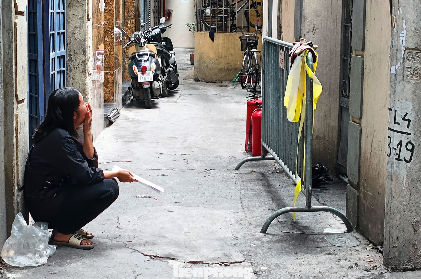 Người dân bật khóc trước ngôi nhà xảy ra hỏa hoạn. Ảnh: Thanh Hà