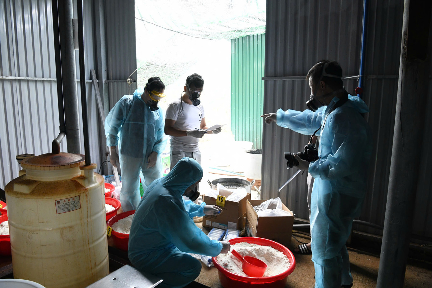 Hóa chất thu giữ trong xưởng sản xuất. Hóa chất thu giữ trong xưởng sản xuất.